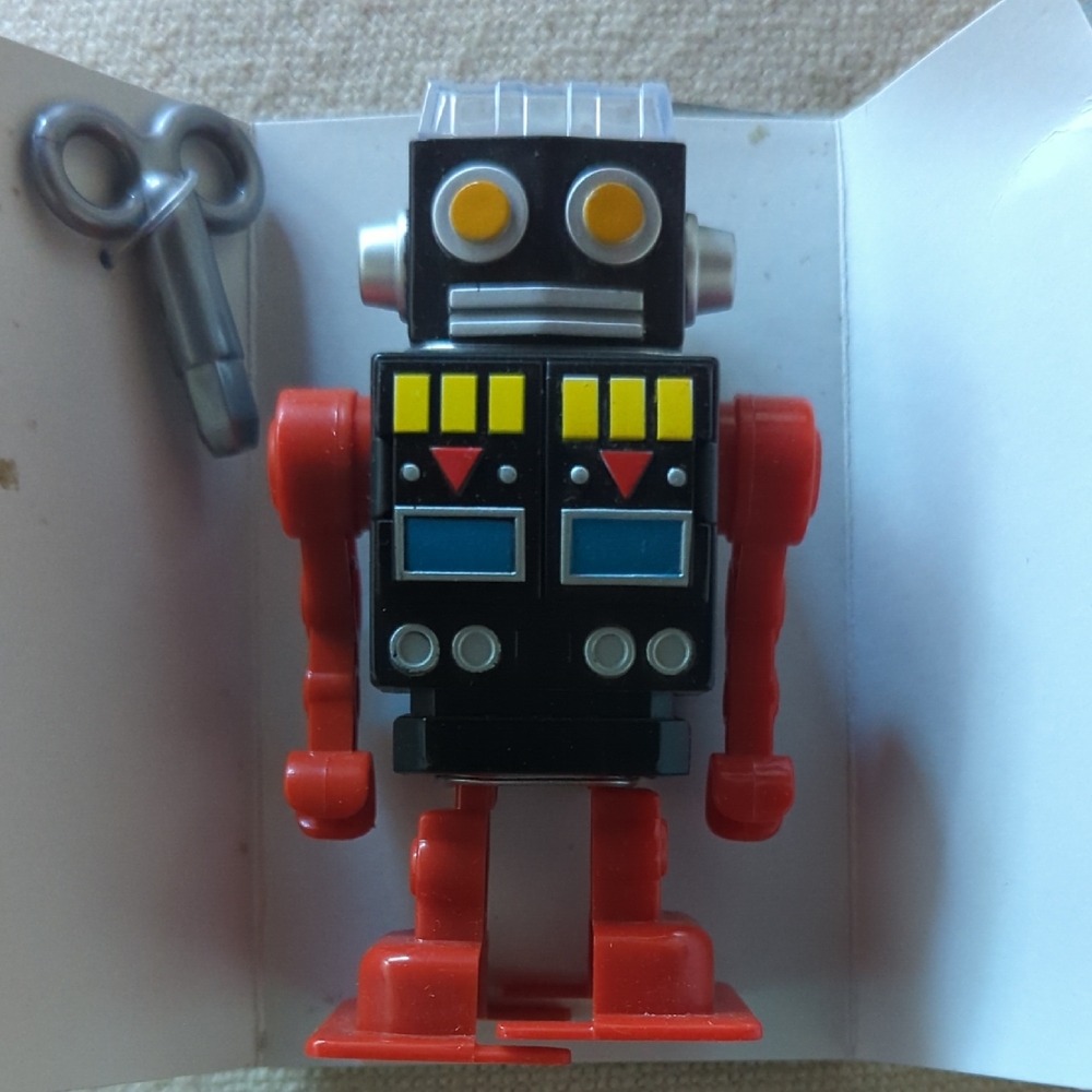 🆕 Retro Wind-Up Robot Toy - Red and Black pencil Sharpener